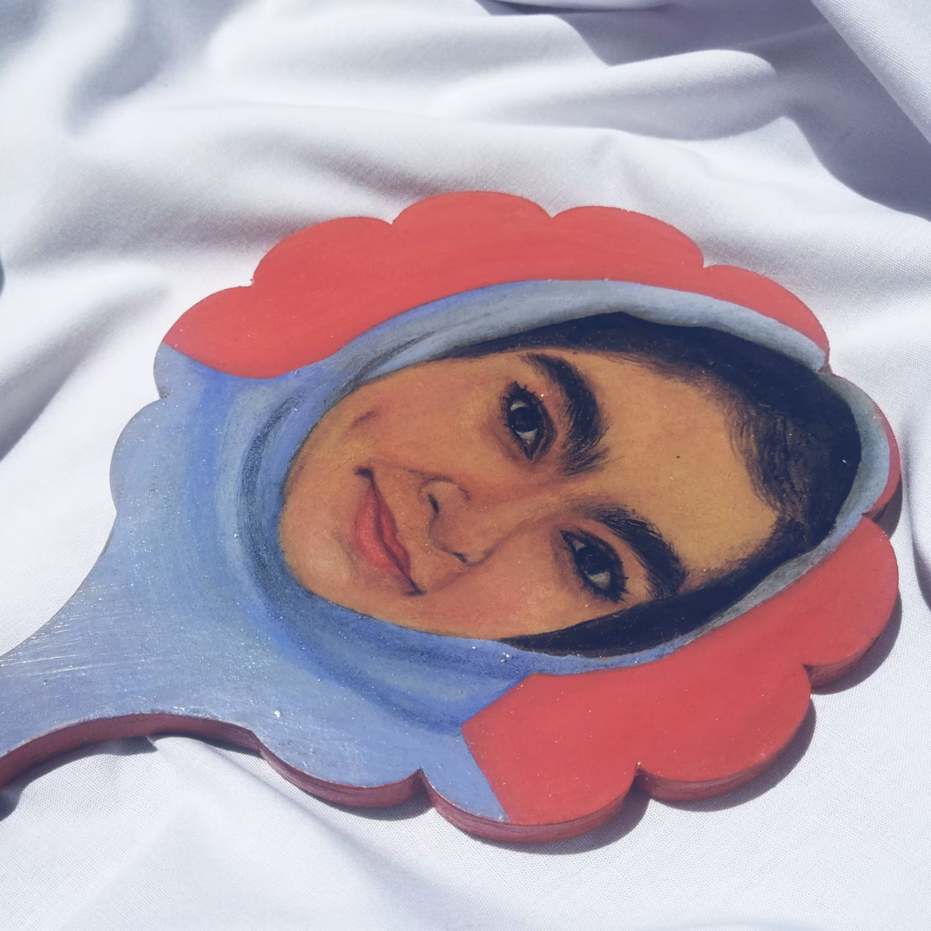 طراحی چهره روی آینه ی چوبی با ارتفاع 23 سانتی متر 