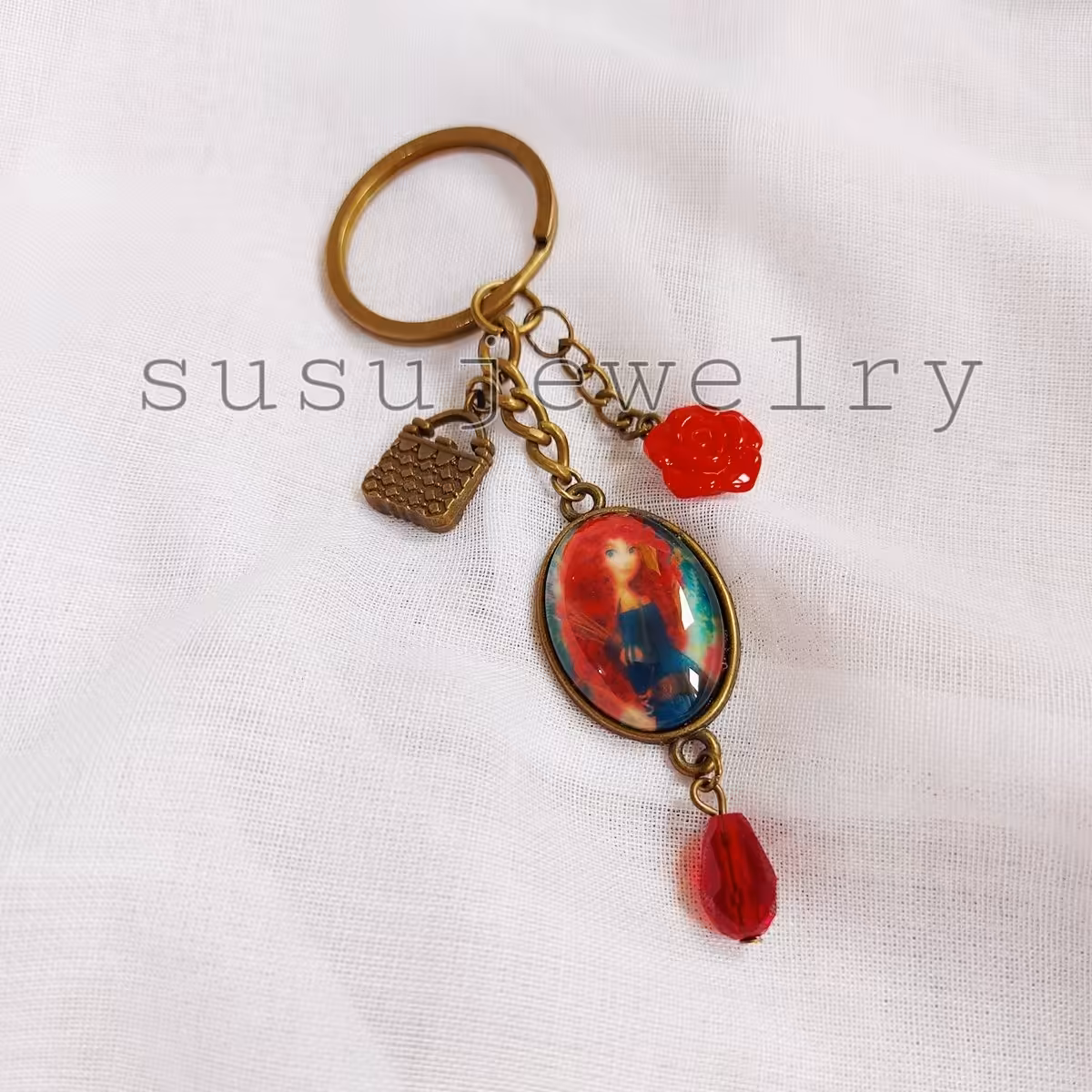 جاکلیدی دخترانه با طرح شخصیت کارتونی و آویز قرمز