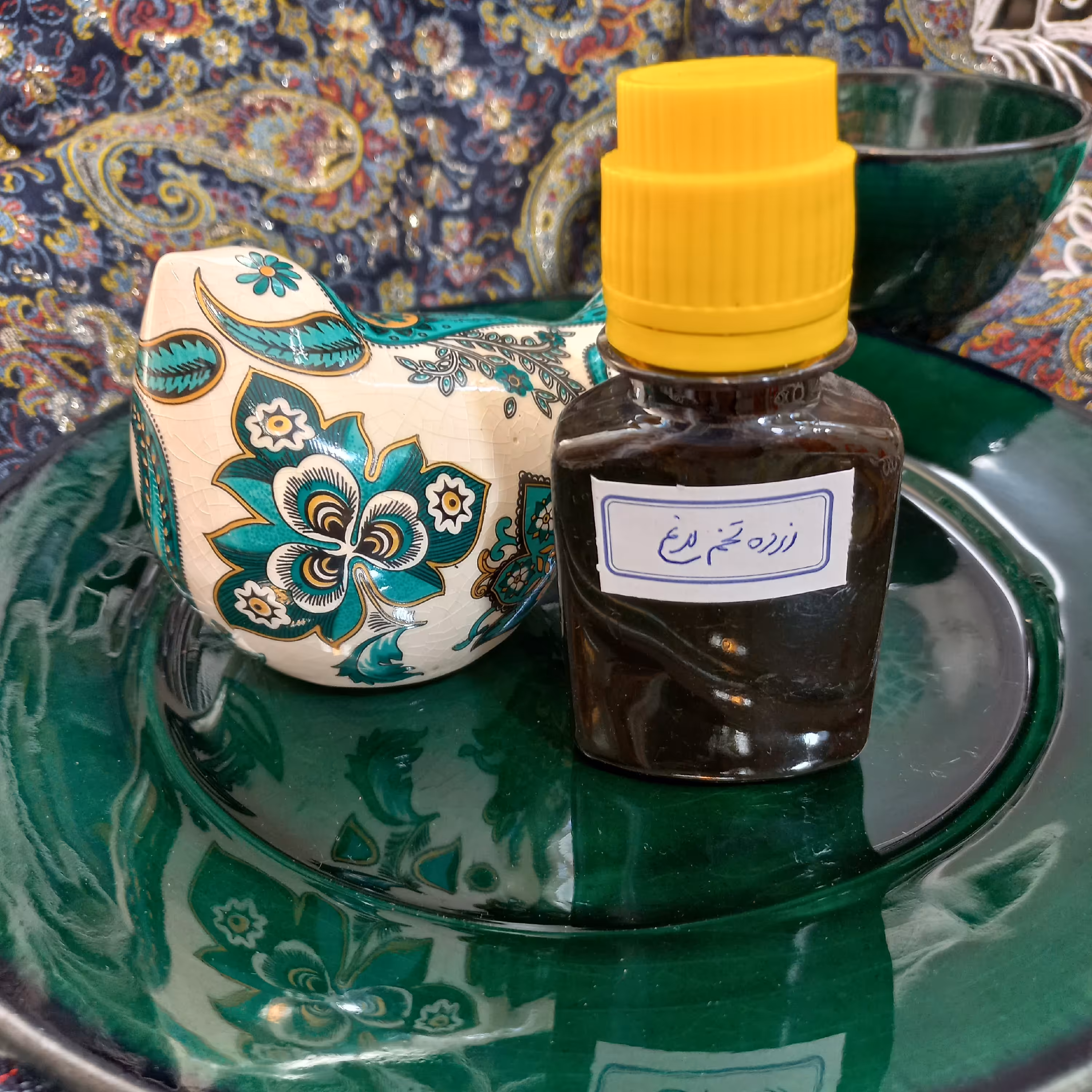 روغن زرده تخم مرغ.آبرسانی عمیق پوست.رفع خشکی مو ومرطوب نمودن آن.نرم کننده طبیعی مو