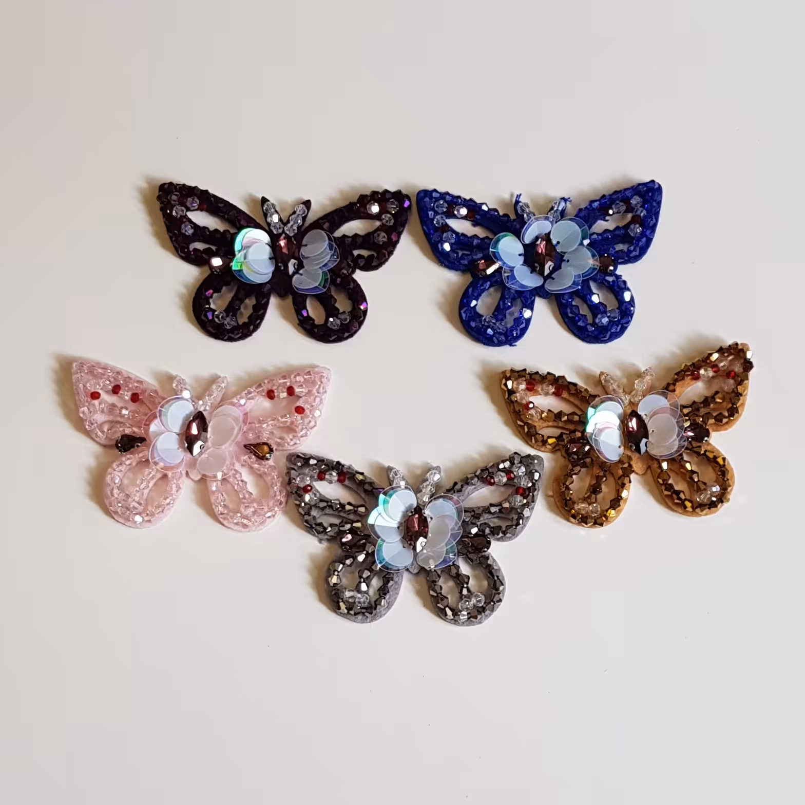 تکیه دوزی نگین پروانه لباس