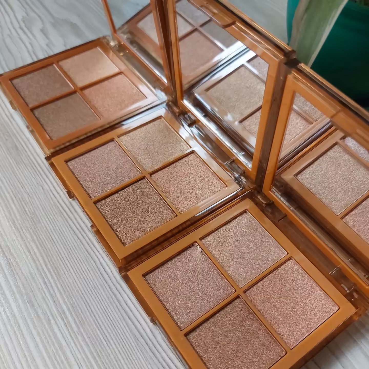 هایلایتر آرت اسکین قابل استفاده به عنوان سایه دارای چهار رنگ کاربردی