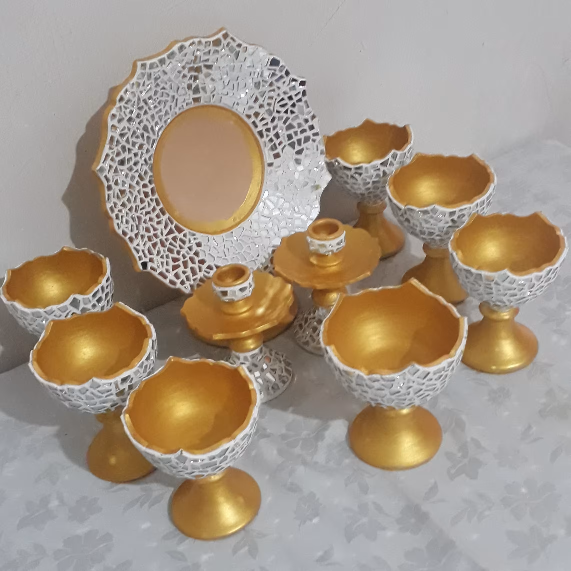 هفت سین  آیینه کاری  با بندکشی سفید و رنگ طلایی 
