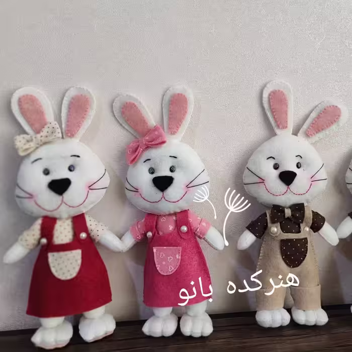 عروسک خرگوش نمدی   دختر و پسر جفت    نماد سال نو  35 سانتی  در  دو رنگ سفید و قهوه ای و سفید و قرمز