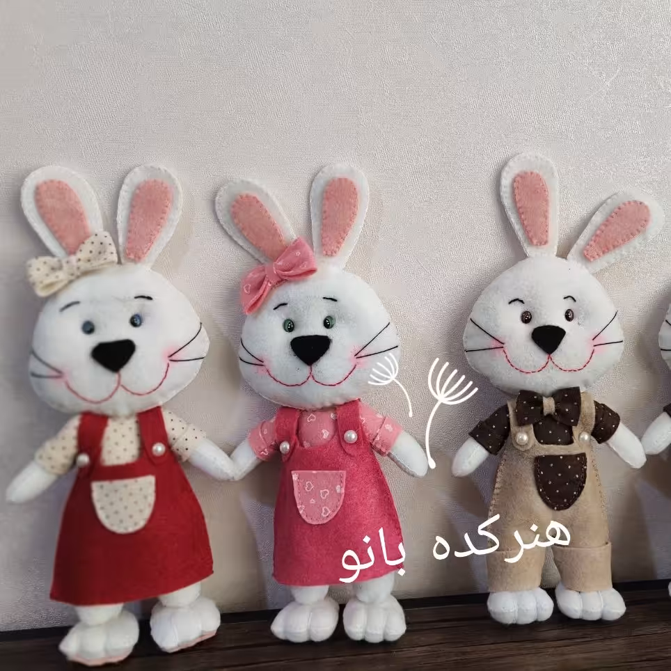 عروسک خرگوش نمدی   دختر و پسر جفت    نماد سال نو  35 سانتی  در  دو رنگ سفید و قهوه ای و سفید و قرمز