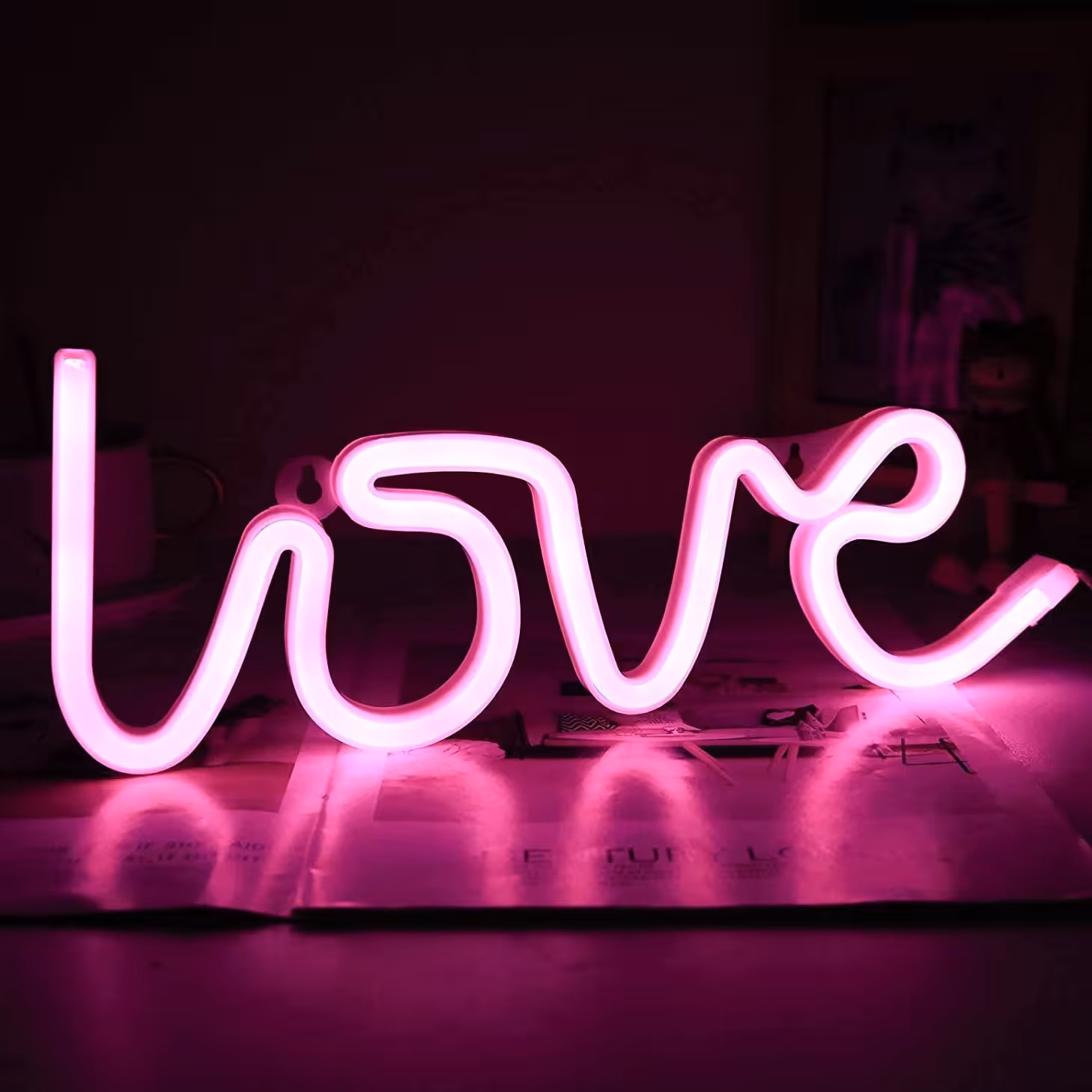 نئون loveرو میزی در سایز متوسط