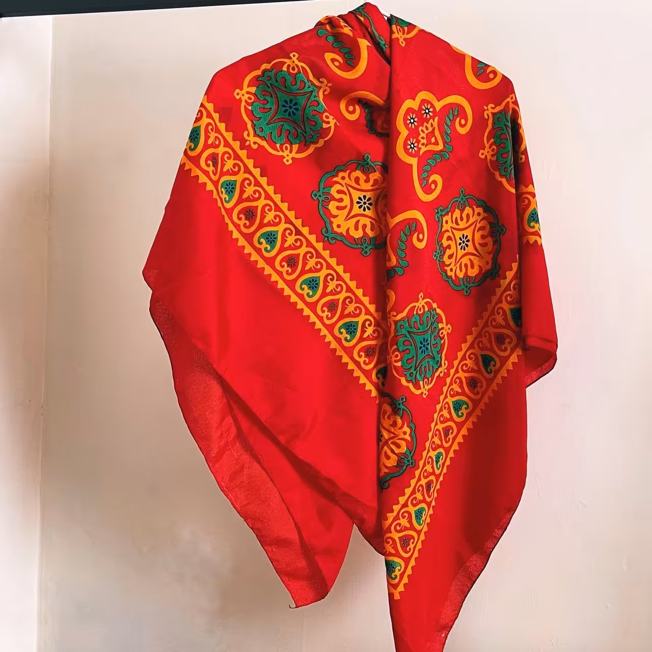 روسری زنانه قواره بزرگ قرمز طرح سنتی
