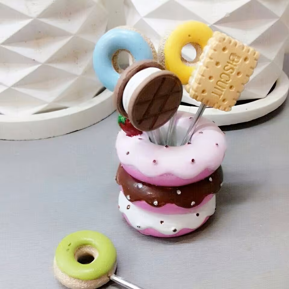 چنگال زیتون خوری .خرماخوری همراه با جای آن 