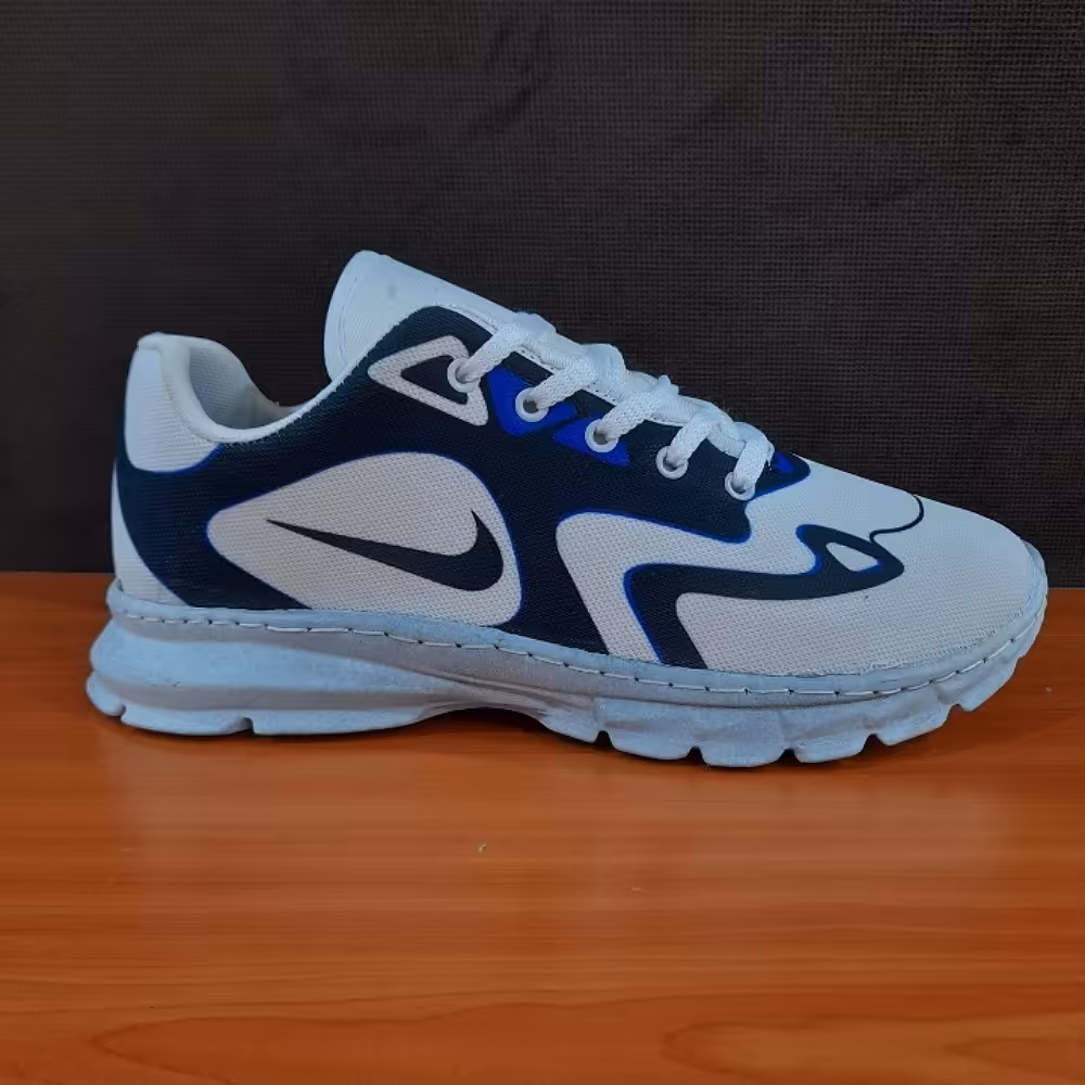 کفش کتونی مردانه طرح نایک چاپی رنگ سفید مشکی مناسب استفاده روزمره