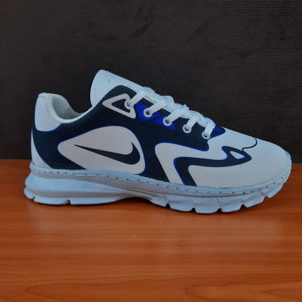 کفش کتونی مردانه طرح نایک چاپی رنگ سفید مشکی مناسب استفاده روزمره