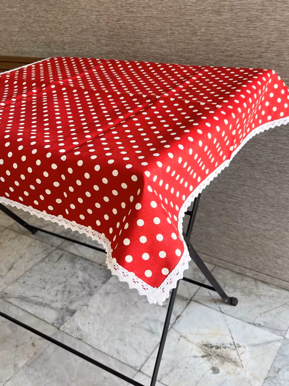 رومیزی پارچه ای مربع کوچک دور دانتل- داک قرمز خالخالی