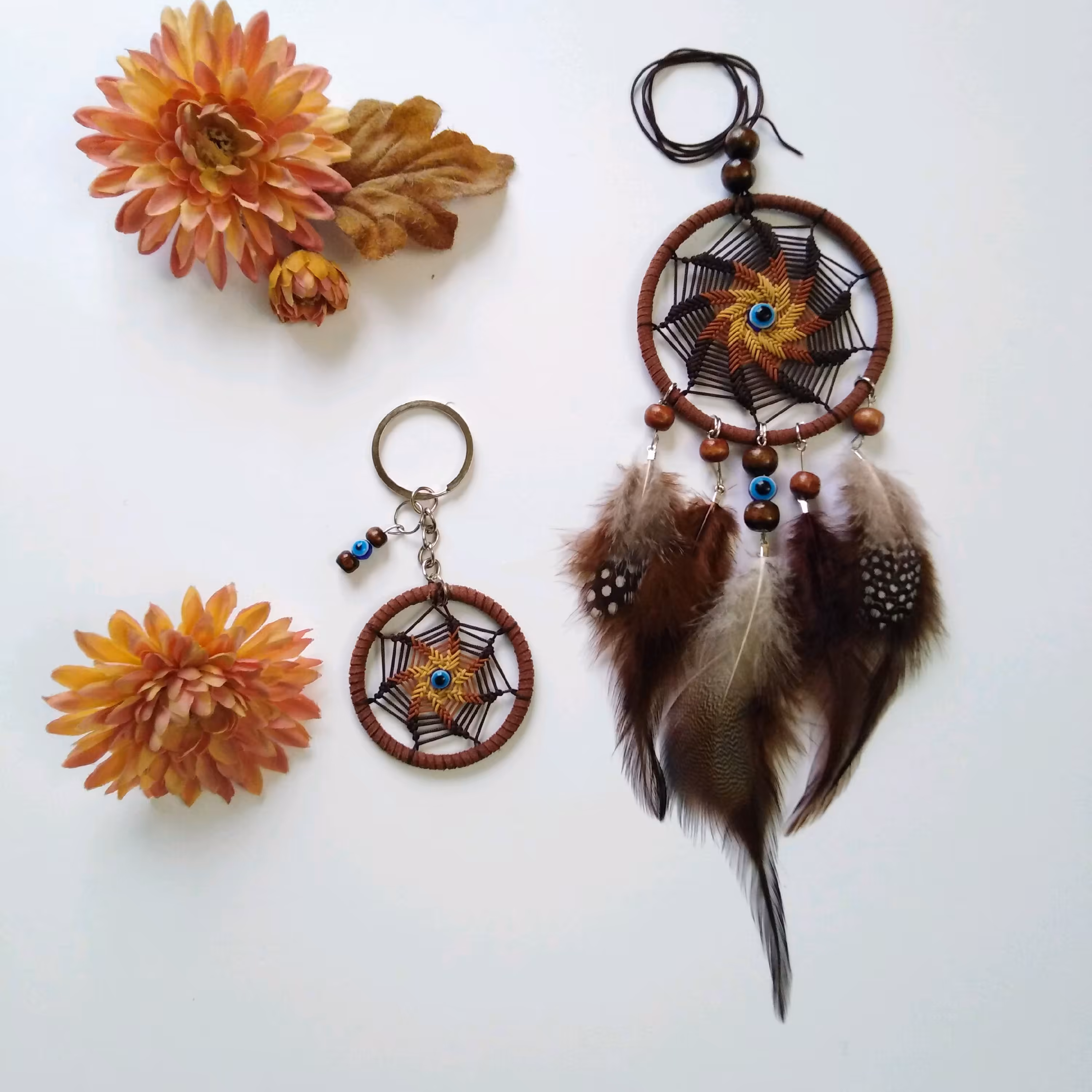 ست آویز ماشین و جا کلیدی به رنگ قهوه ای قطر حلقه ها 7 سانت و 5 سانتی متر میباشد