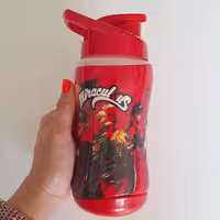 قمقمه پلاستیکی و نشکن طرح دختر کفشدوزکی رنگ قرمز