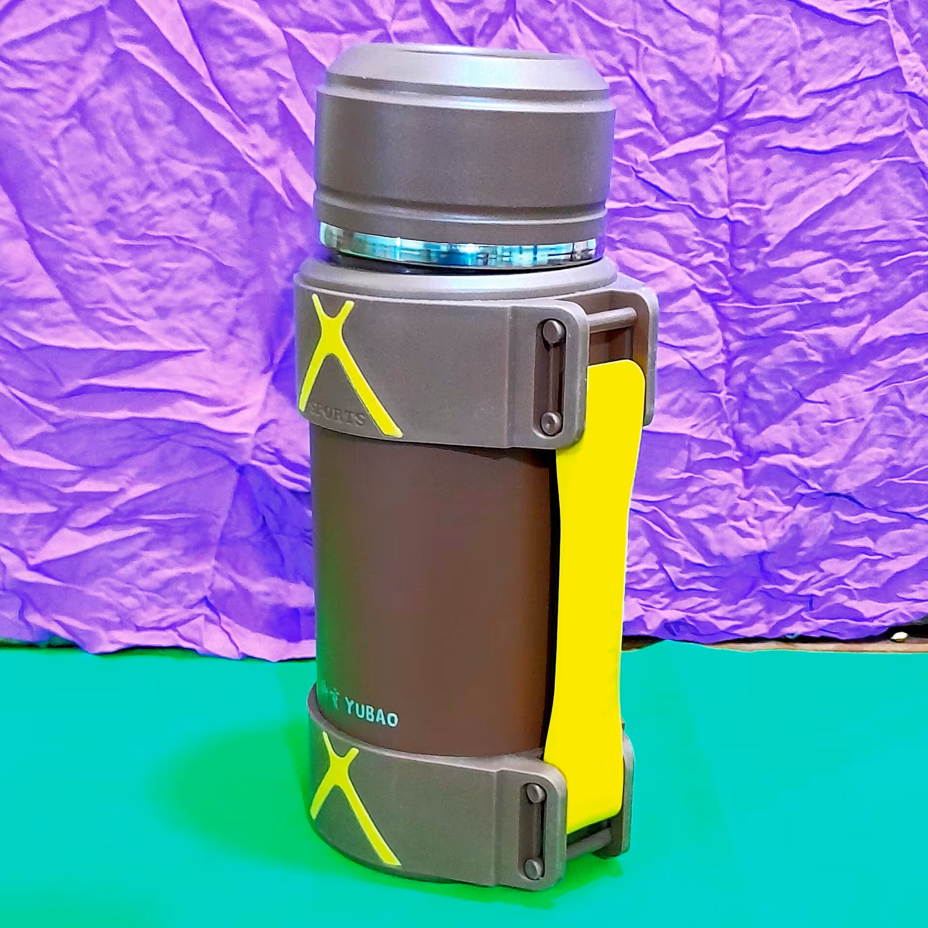 فلاسک  مسافرتی سرد وگرم1600 میلی، استیل ،با بدنه لاکی، قفل دار، با دسته متحرک