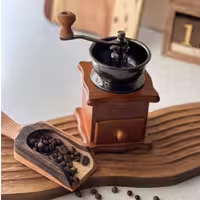 آسیاب قهوه جنس بدنه چوبی جنس تیغه فلزی مناسب آشپزخونه های کوچک که فضای کمی میگیره و این وسیله هم برای دکور مناسبه 