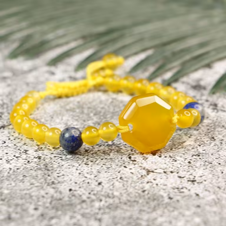 
دستبند عقیق زرد و لاجورد و میانکار عقیق زرد شرف الشمس 
