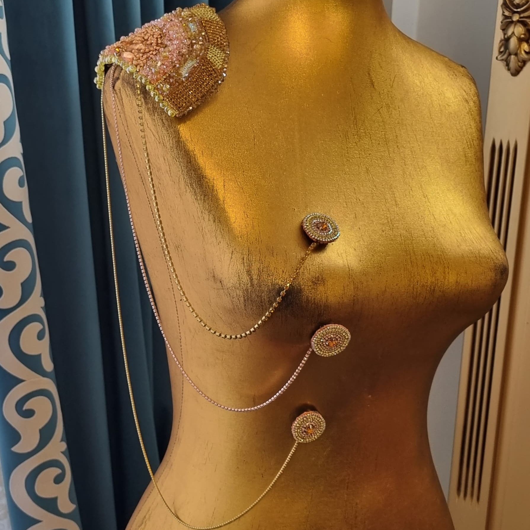 سردوشی تمام جواهردوزی مناسب لباس مجلسی وزن آن 120 گرم وروی سر شانه قرار میگیره طبق تصویر