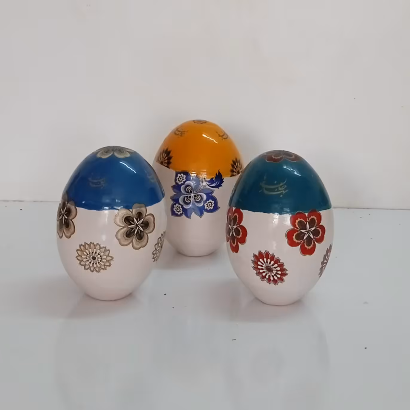 تخم مرغ رنگی سرامیکی  لعابی طرح سنتی و نوشته بهار جان ها 