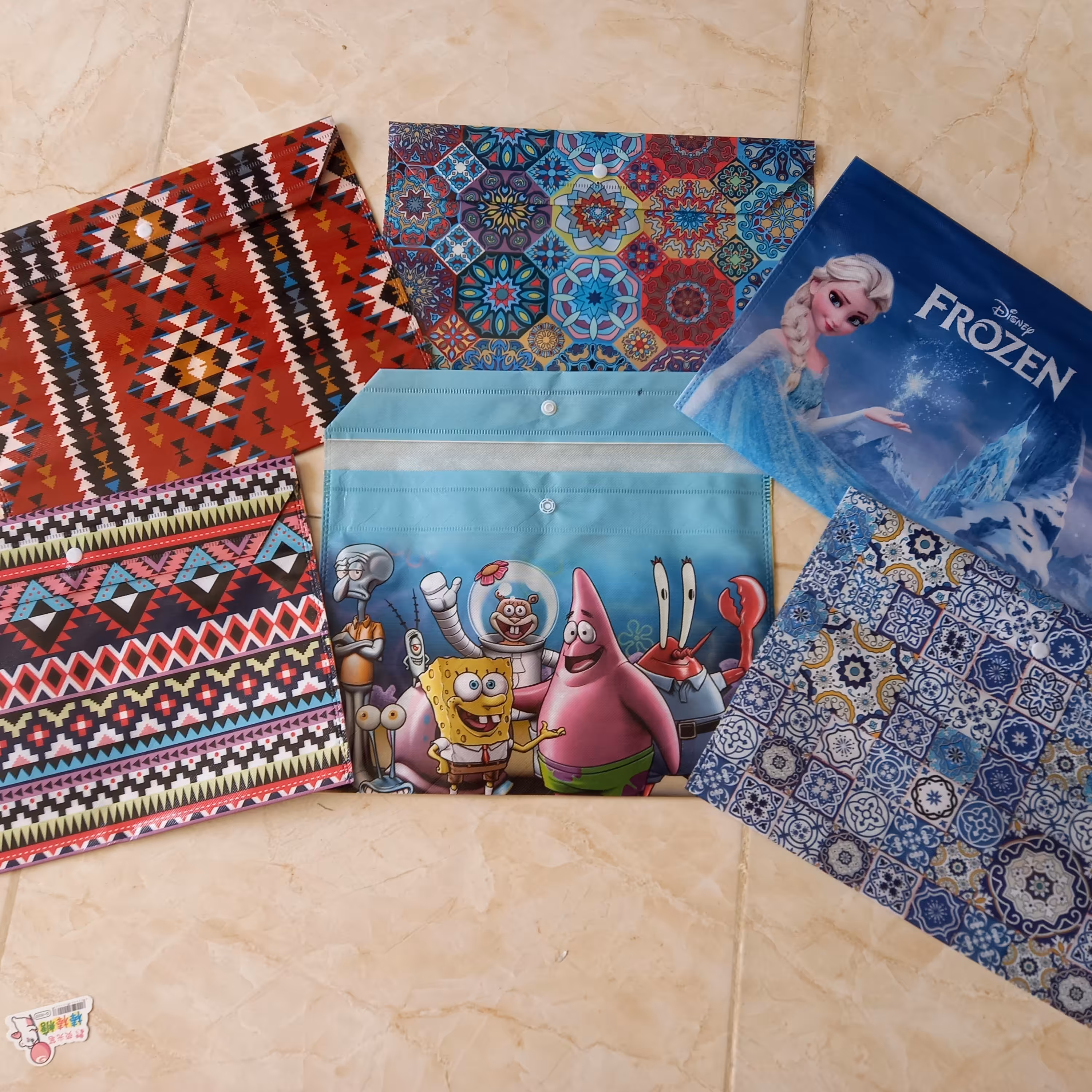 پوشه دکمه دار طرح دار