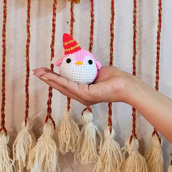 عروسک بافتنی پنگوئن صورتی برای دکوری