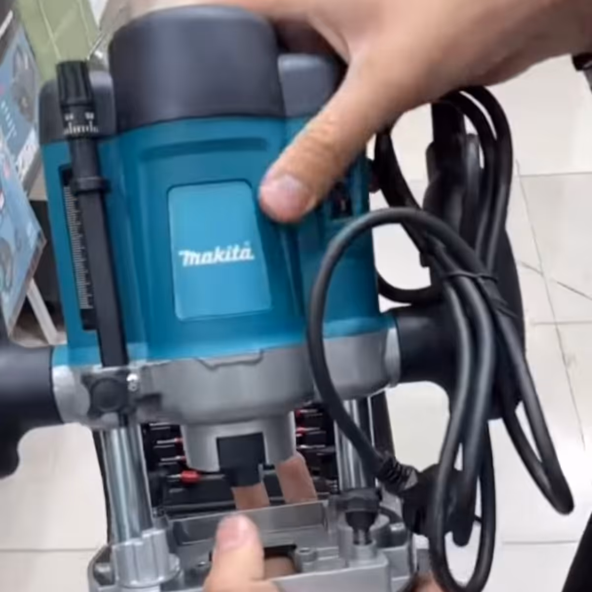 اور فرز ماکیتا
ساخت ژاپن
سایز 8
1200 وات
دیمر دار
16000 الی 30000
