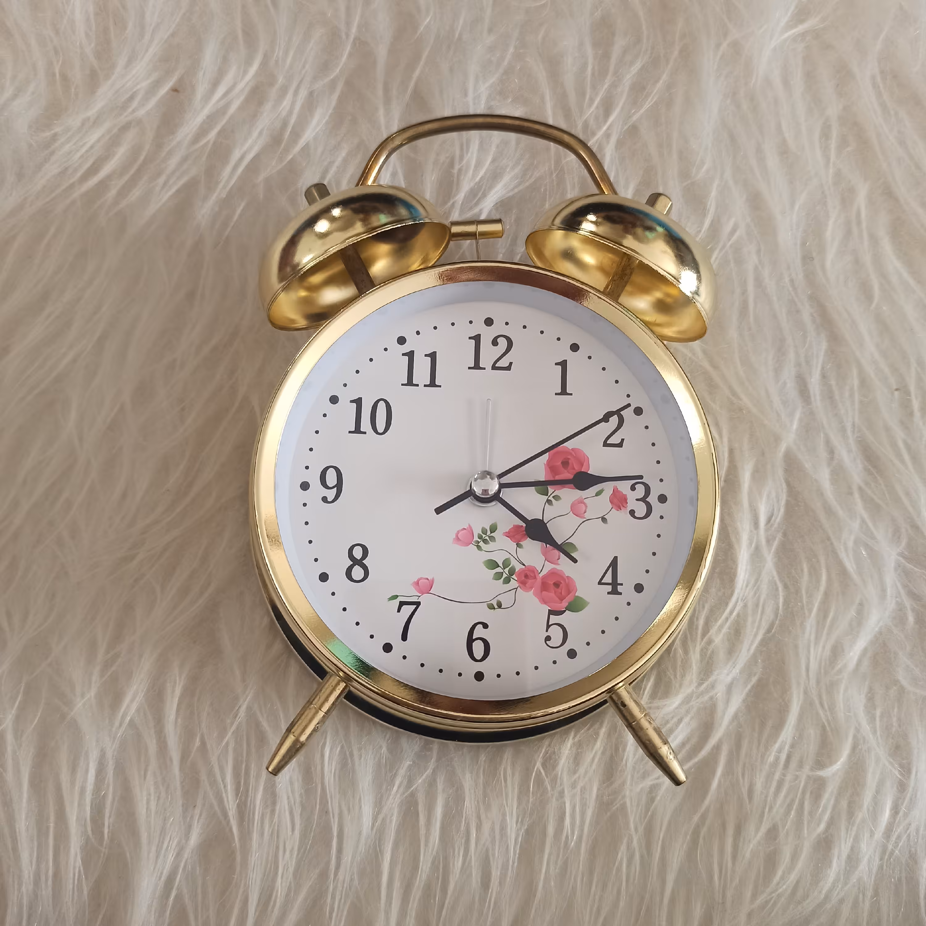 ساعت رومیزی. آنتیک. رنگ طلایی. طرح ساعت های قدیم. زنگ دار.  چراغ دار.  طرح نوستالژی