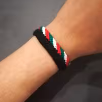 دستبند بافتنی یک طرفه مشکی طرف دیگر پرچم ایران 