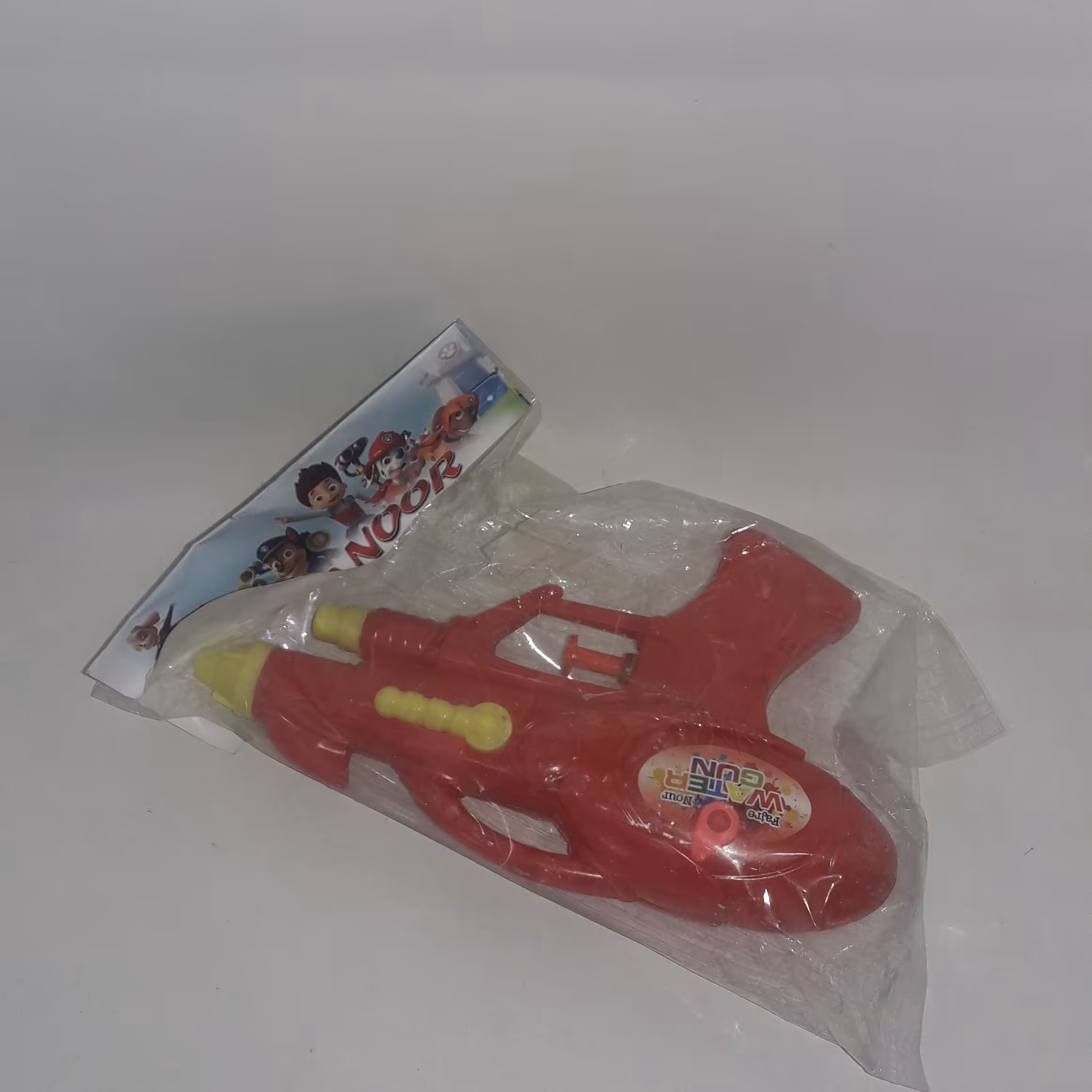 اسباب بازی اسلحه آبپاش در رنگ بندی مختلف 