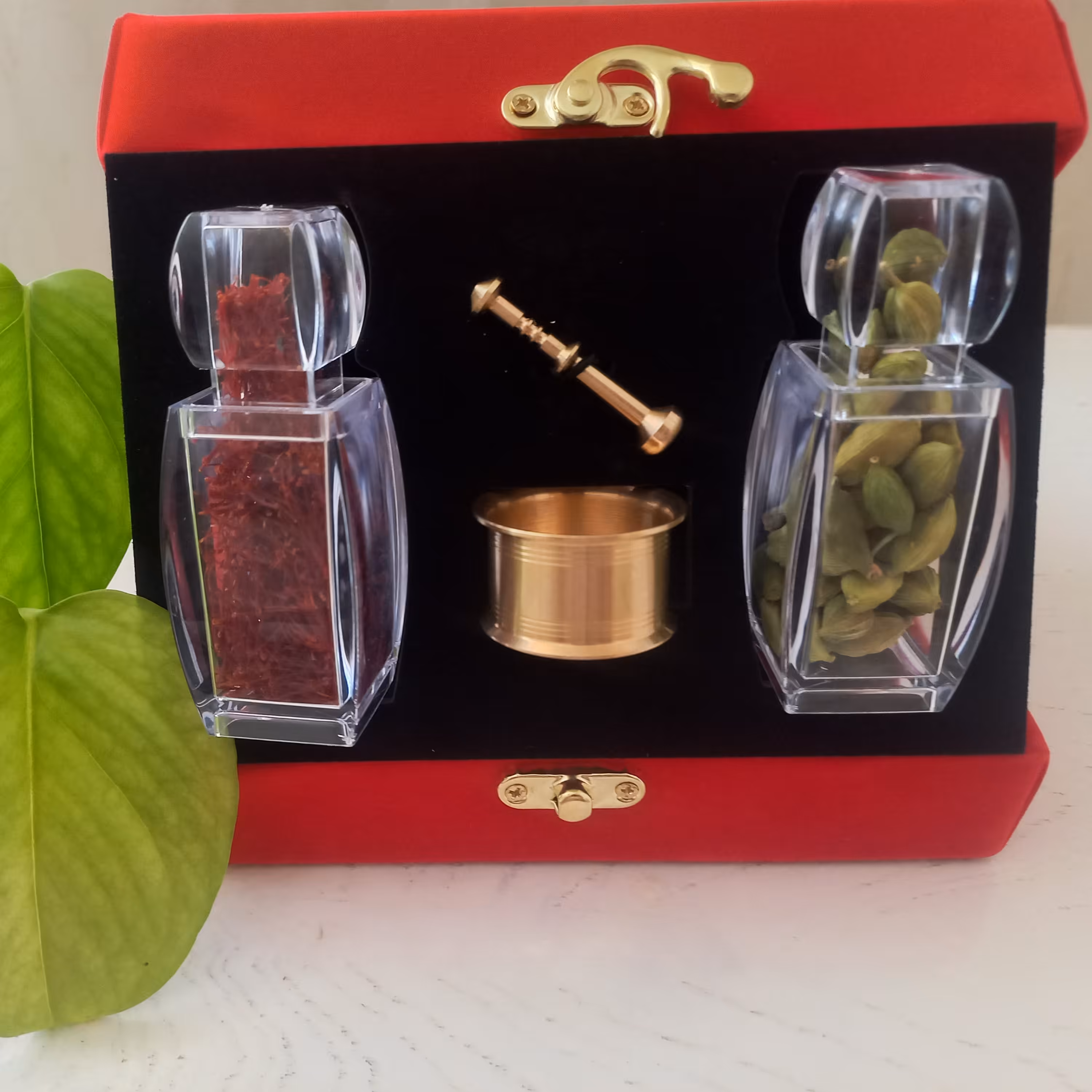 زعفران ممتاز پک هدیه یک ونیم گرم زعفران وهشت  گرم هل به همراه هاون کوچک