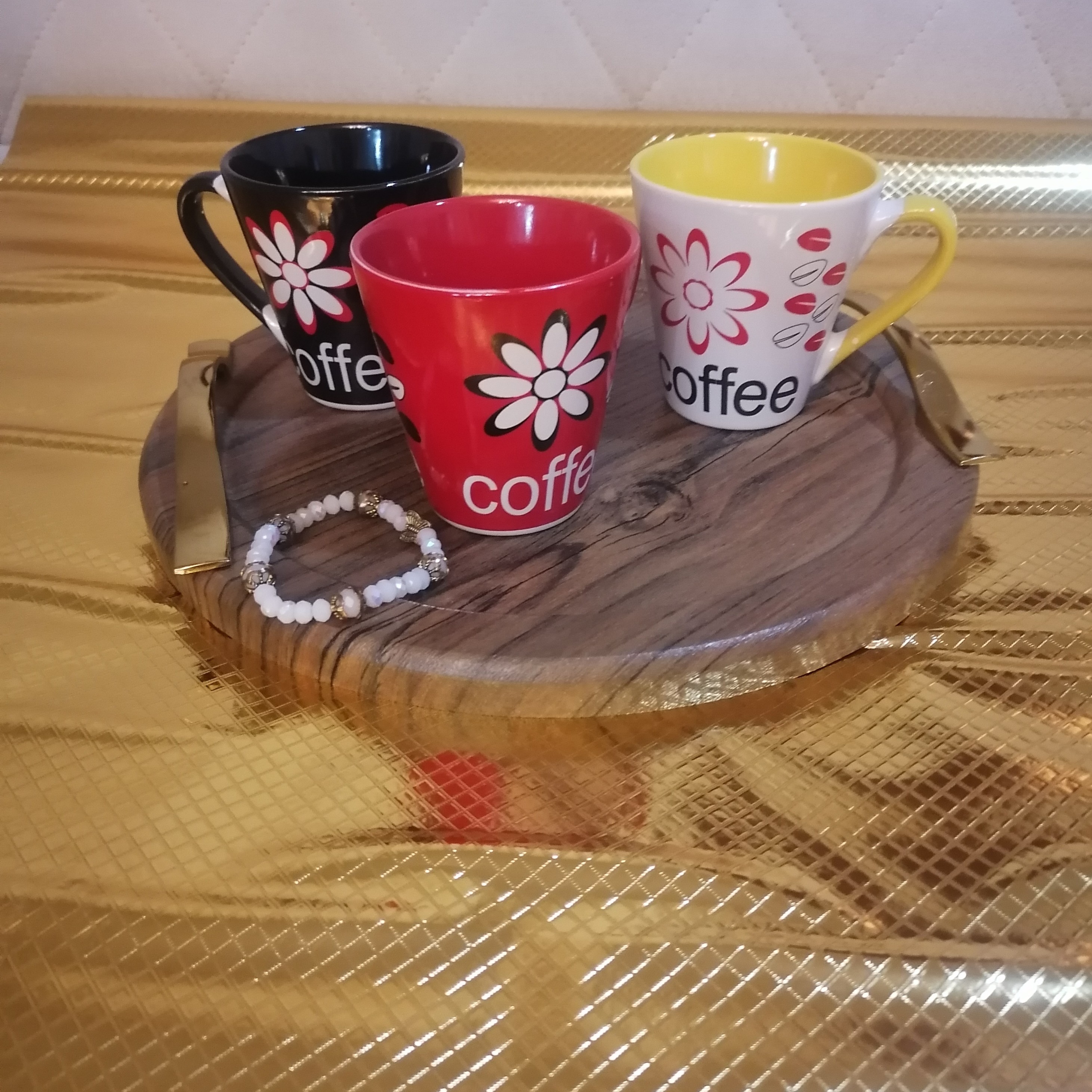 سینی چوبی گرد دو دسته طلایی رنگ فانتزی و دلبر برای پذیرایی یا دکوری روی اپن