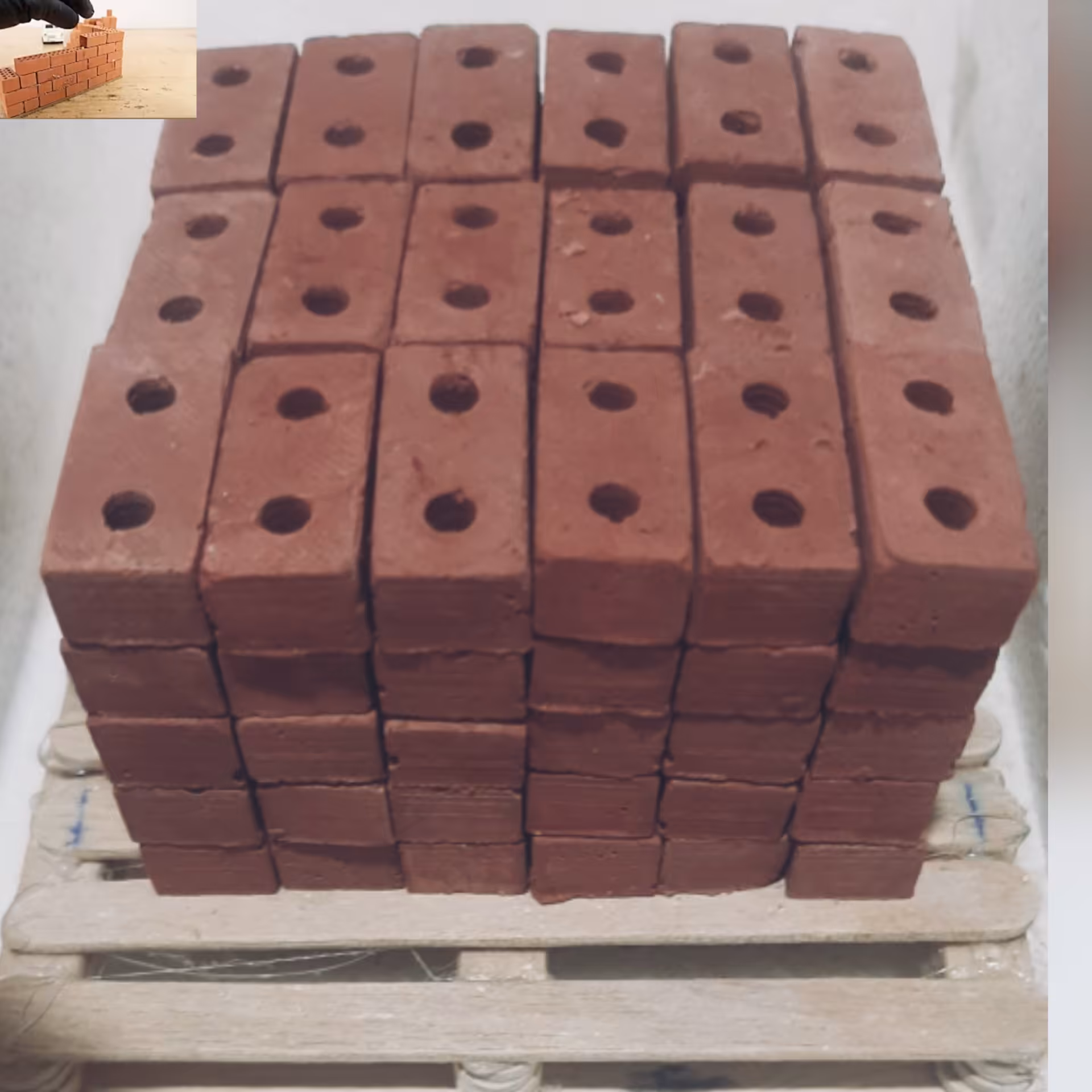 آجر دو گل مینیاتوری رنگ قرمز وزن 3گرم طولش3سانت عرض 1ونیم ارتفاع 1سانت