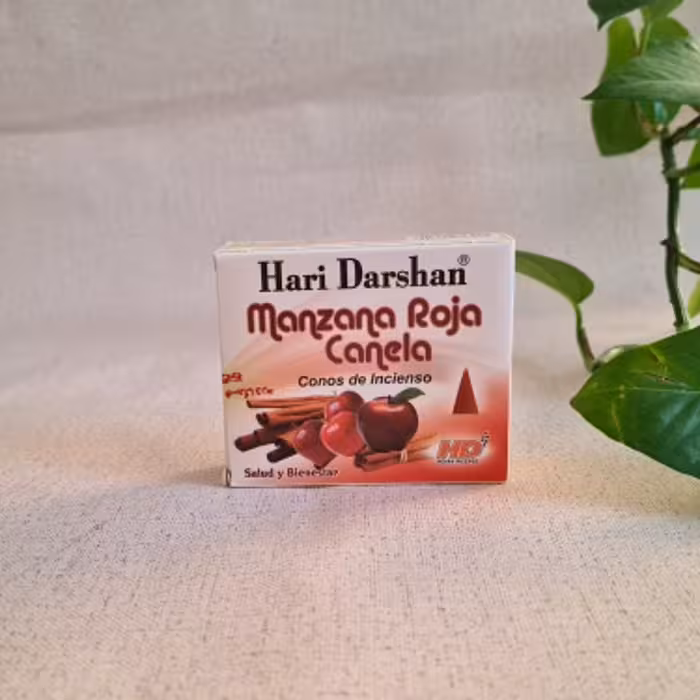 عود مخروطی دارچین و سیب قرمز