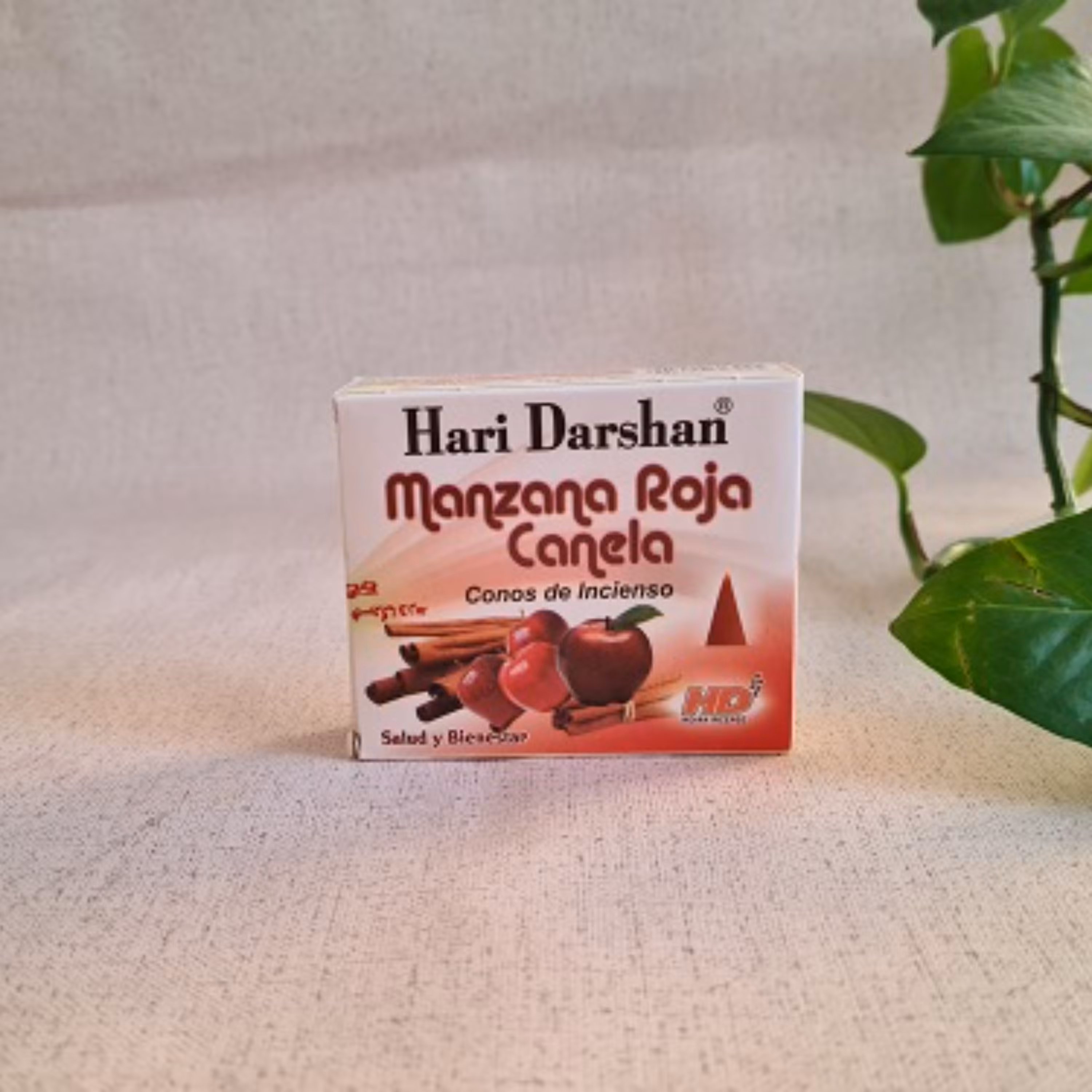 عود مخروطی دارچین و سیب قرمز