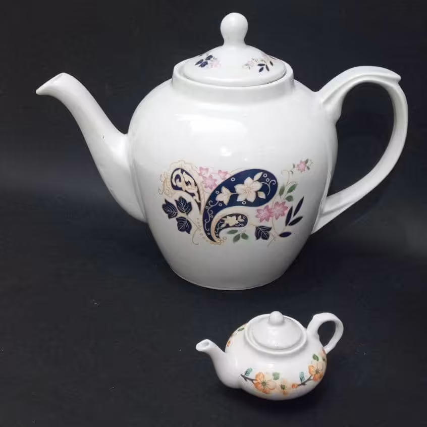 قوری دو عددی کوچک و بزرگ ارتفاع بزرگ 22 ارتفاع کوچک 5 سانت 