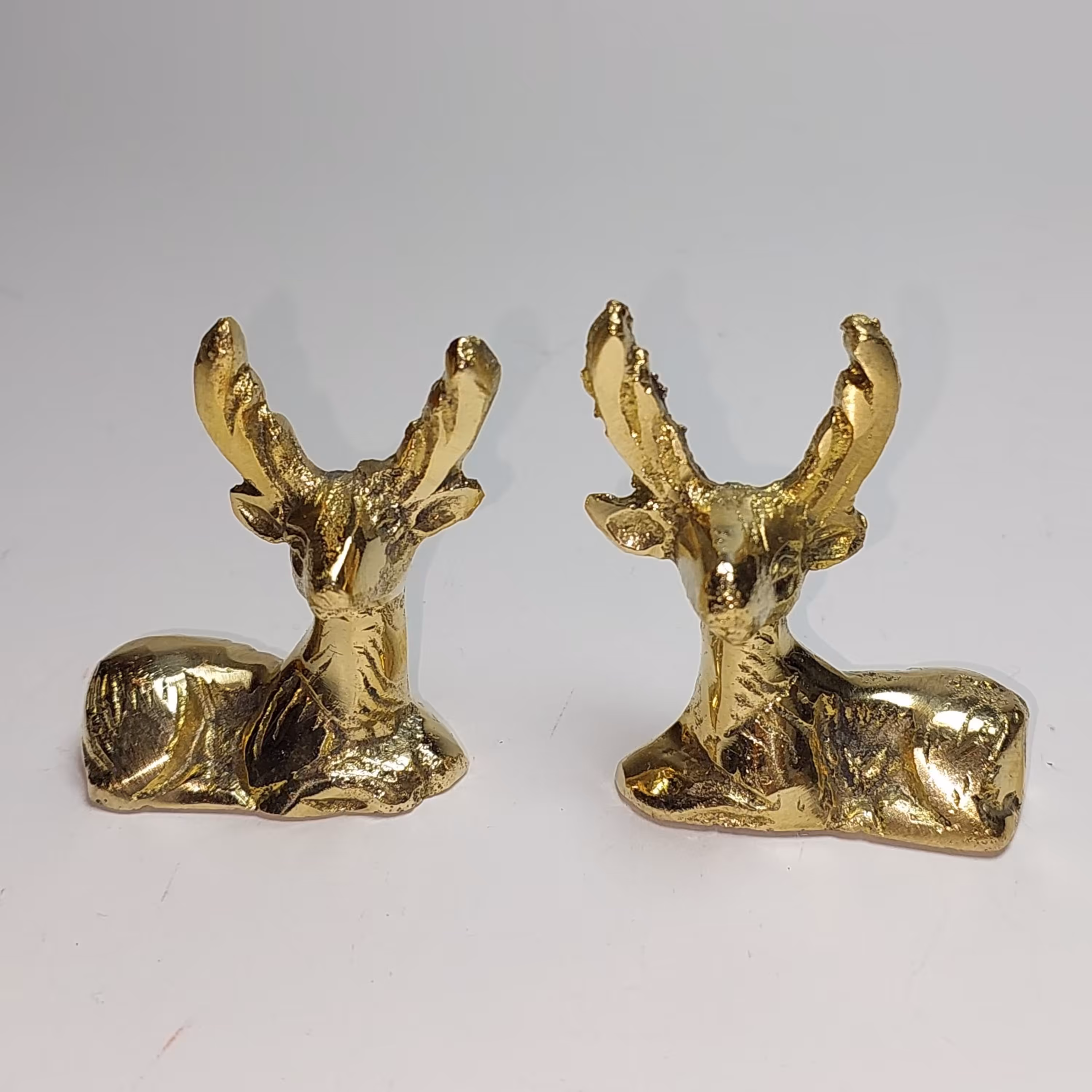 مجسمه برنجی گوزن کوچک نشسته جفتی طلایی