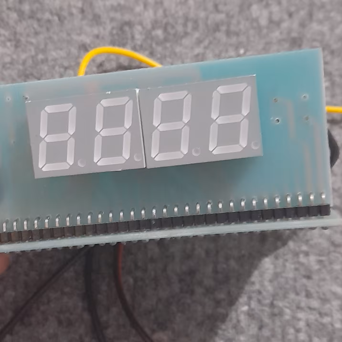 شمارنده دیجیتال 4رقمی راه اندازی با ولتاژ3الی9 قابلیت اتصال به انواع سنسورها جهت شمارش مثل آلتراسونیک یا مادون قرمز وغیر