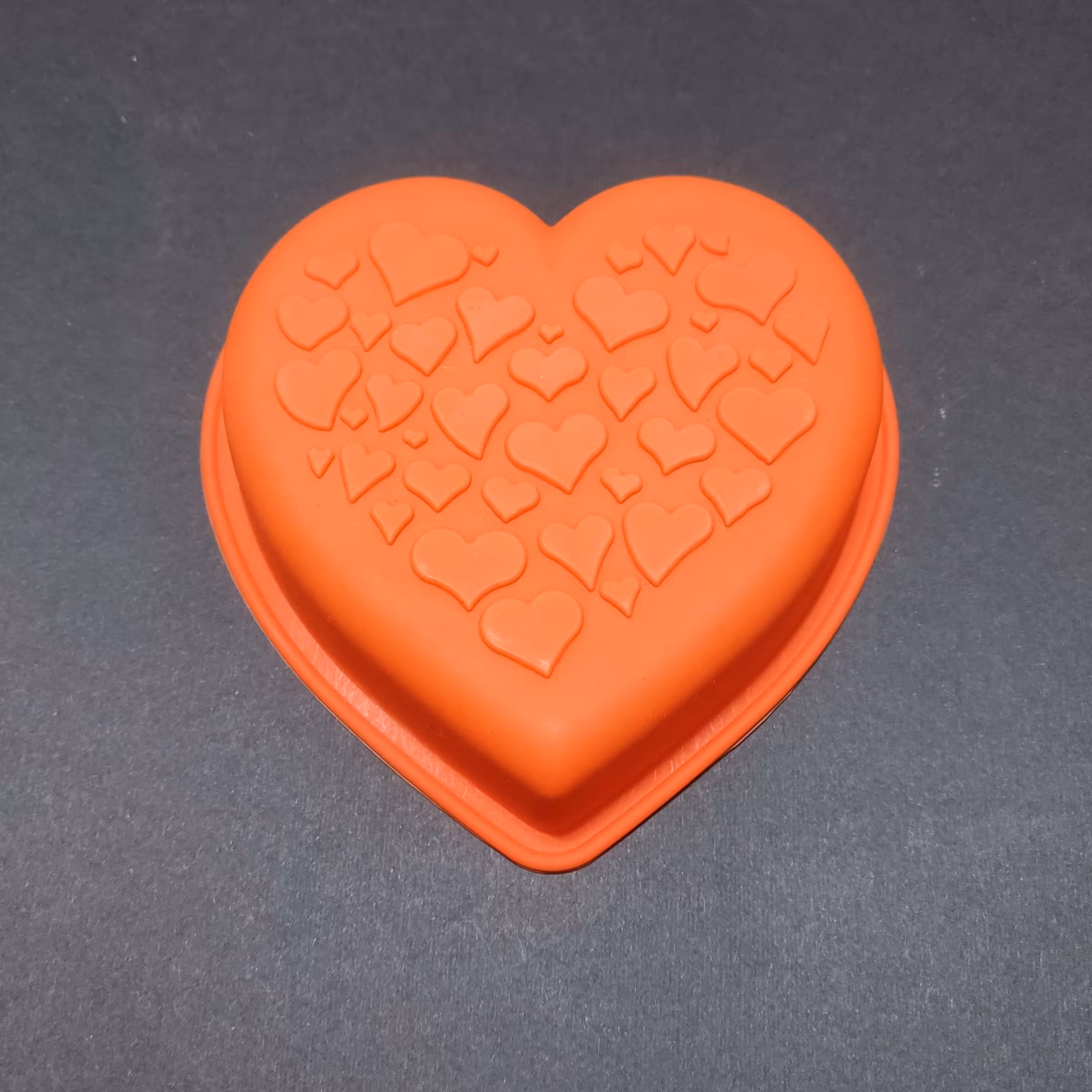 قالب سیلیکونی قلب کوچک کف طرح قلب  ابعاد 13×13  وزن 40 گرم 