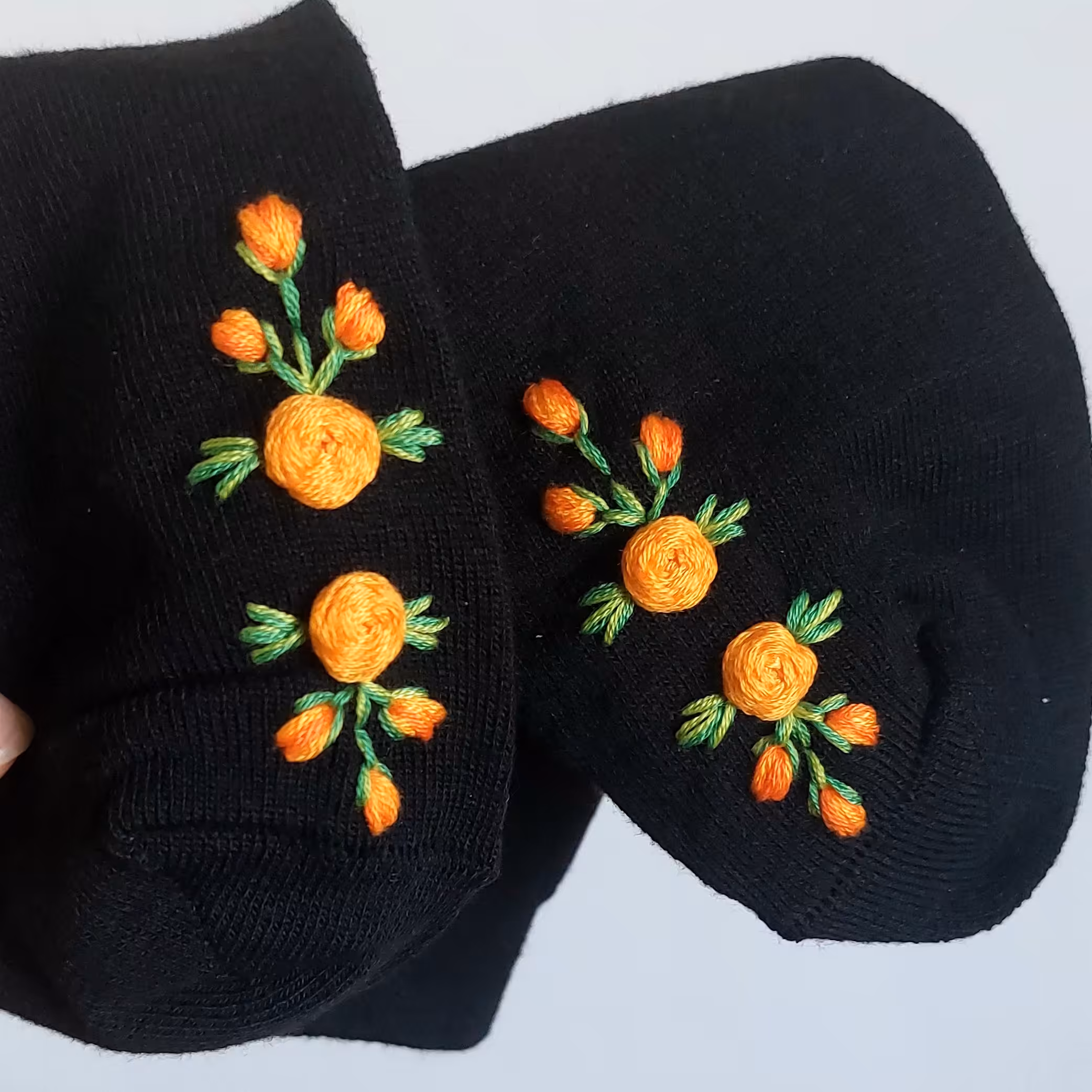 جوراب گلدوزی  مشکی سایز جوراب فری سایز تا 41 ، جنس جوراب ریز بافت و تراکم بالا چهار فصل