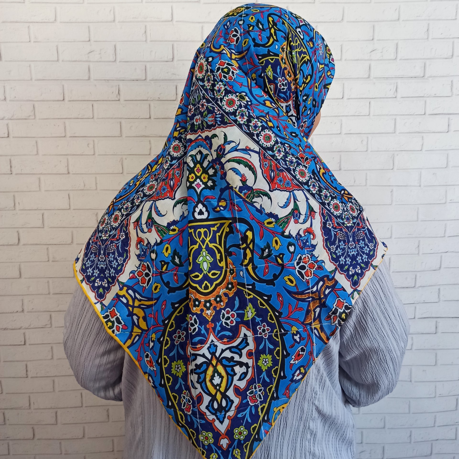 روسری نخی طرح کاشی دور دست دوز قواره بزرگ 140 ایستایی عالی