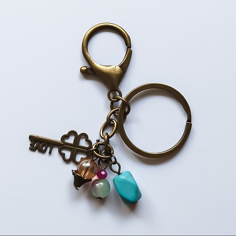 جاکلیدی مدل ژین ساخته شده از فیروزه، عقیق و کلید زاماک مناسب خانمها و آقایان