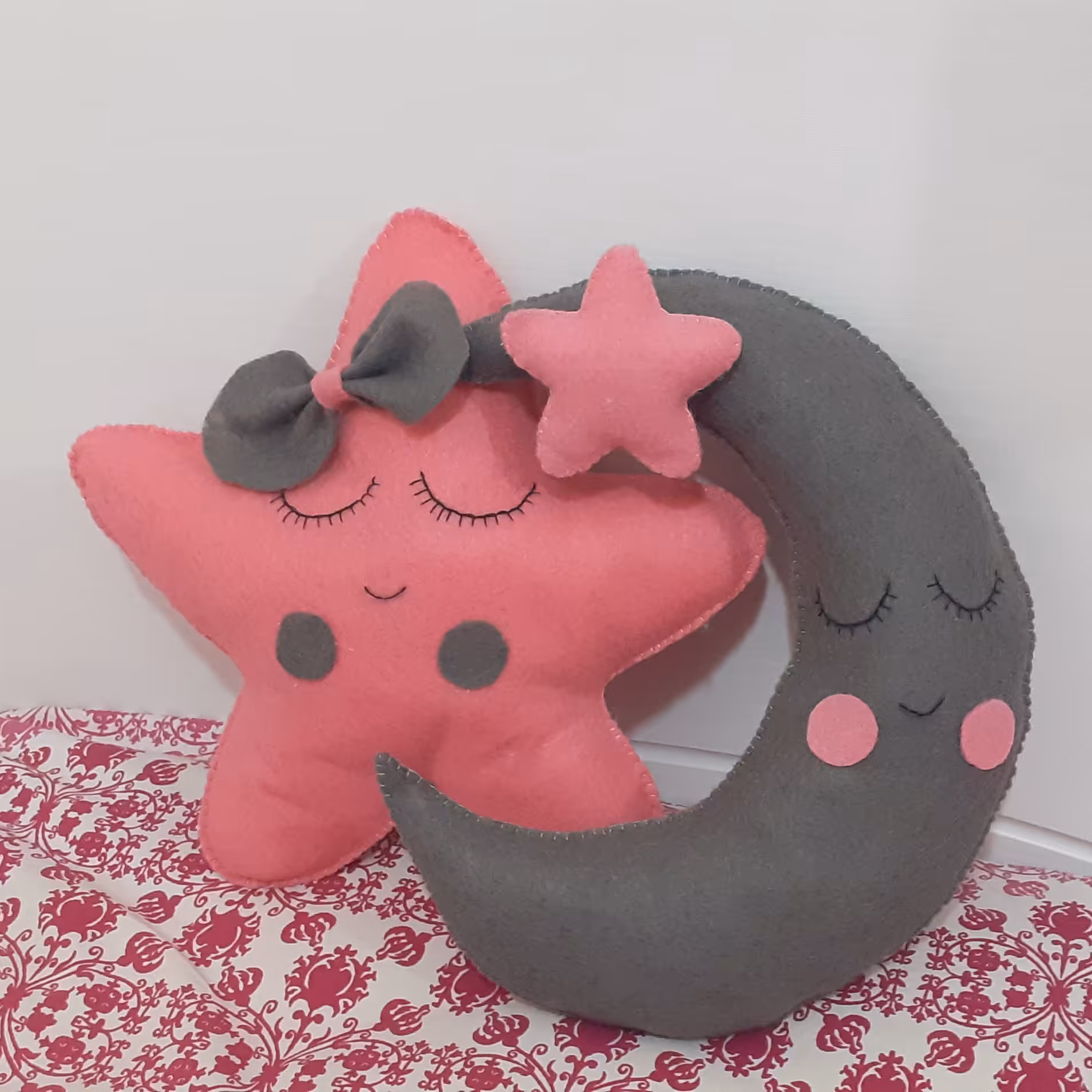 کوسن فانتزی طرح ماه و ستاره