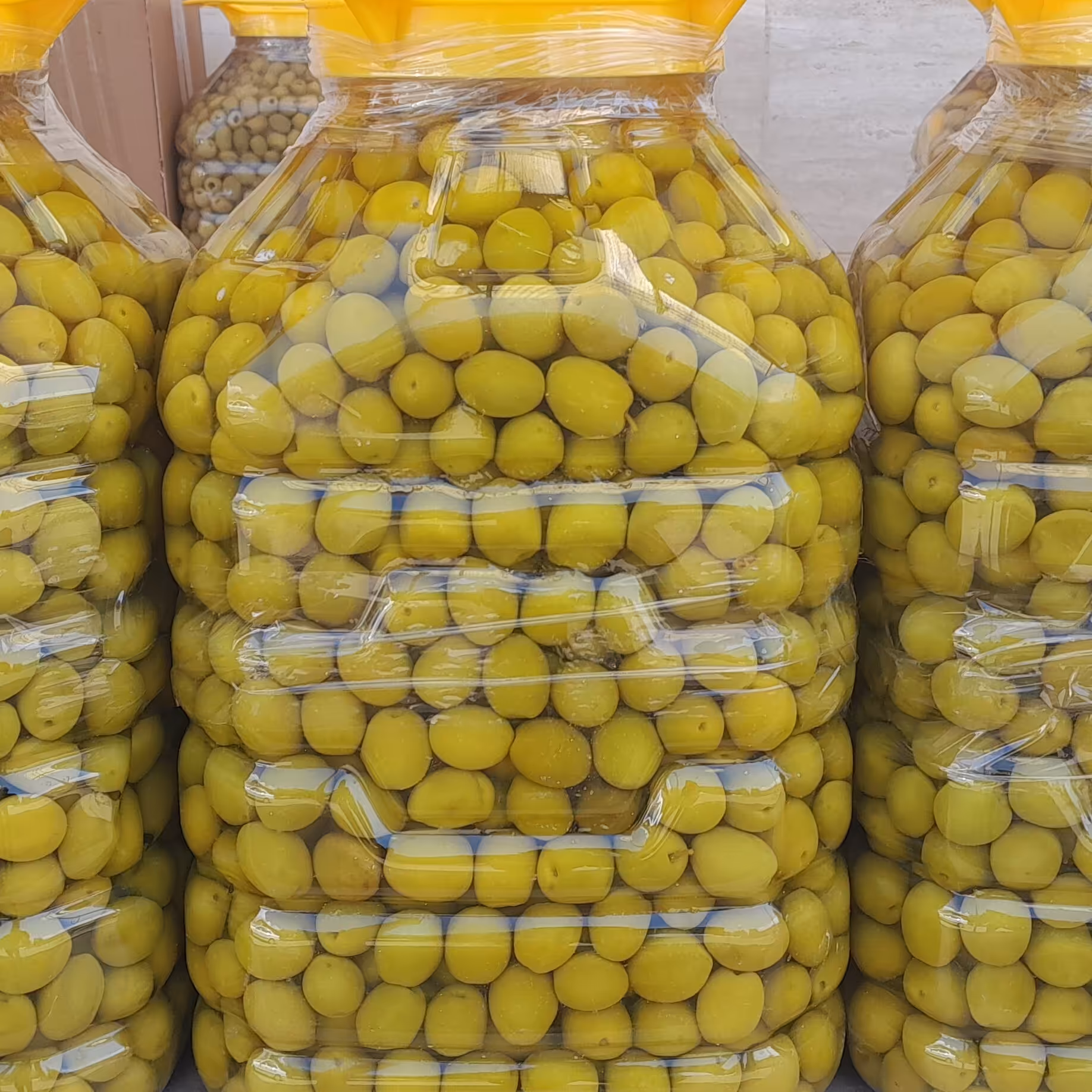 زیتون کنسروی باهسته( پت 4کیلو )تضمین قیمت و ضمانت کیفیت زیتون کنسروی زیتون شور درجه یک زیتون طارم زیتون لوکس