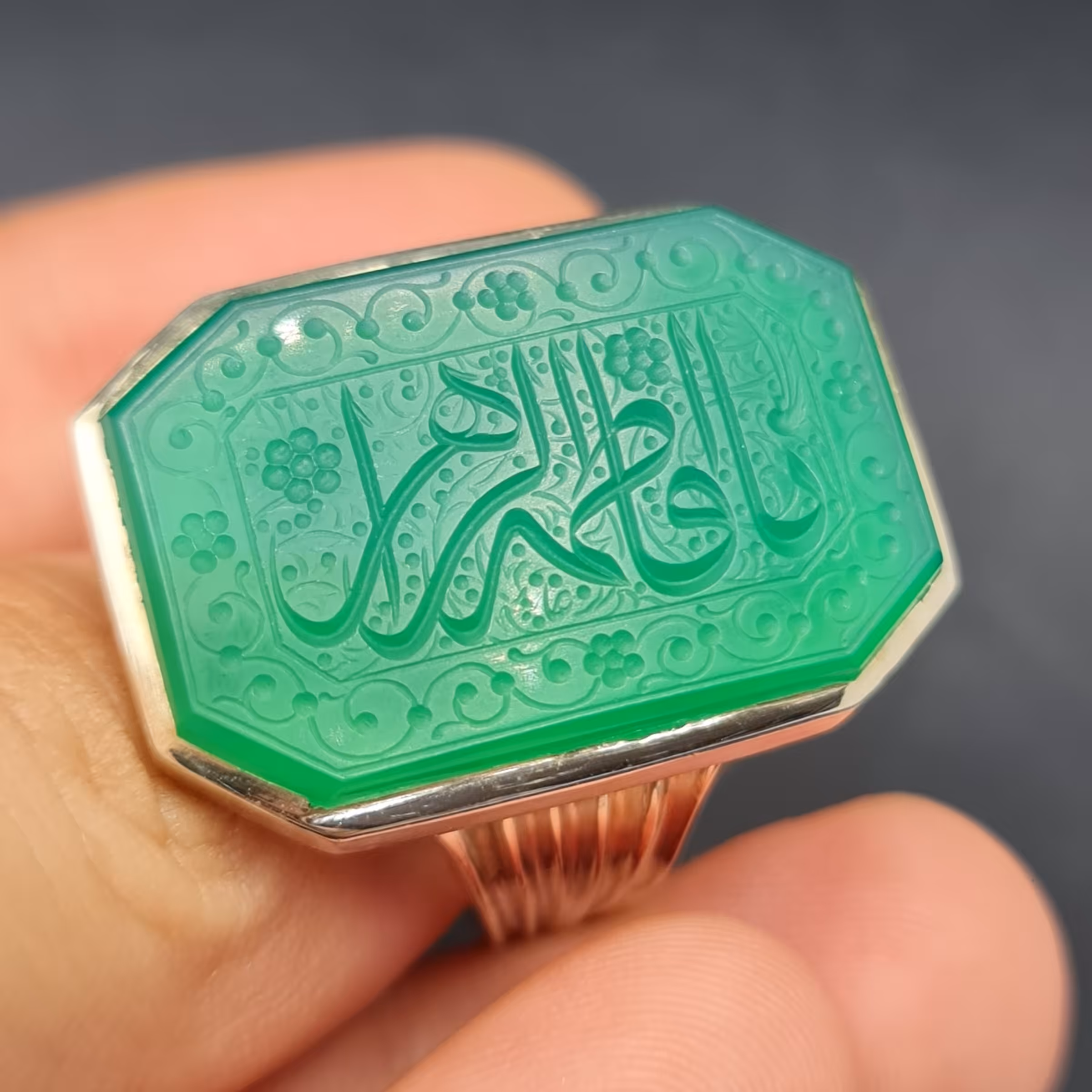 عقیق سبز به همراه حرز و تربت سیدالشهدا  حکاکی استاد عابد و کاملا هنر دست  رکاب کاملا دستساز