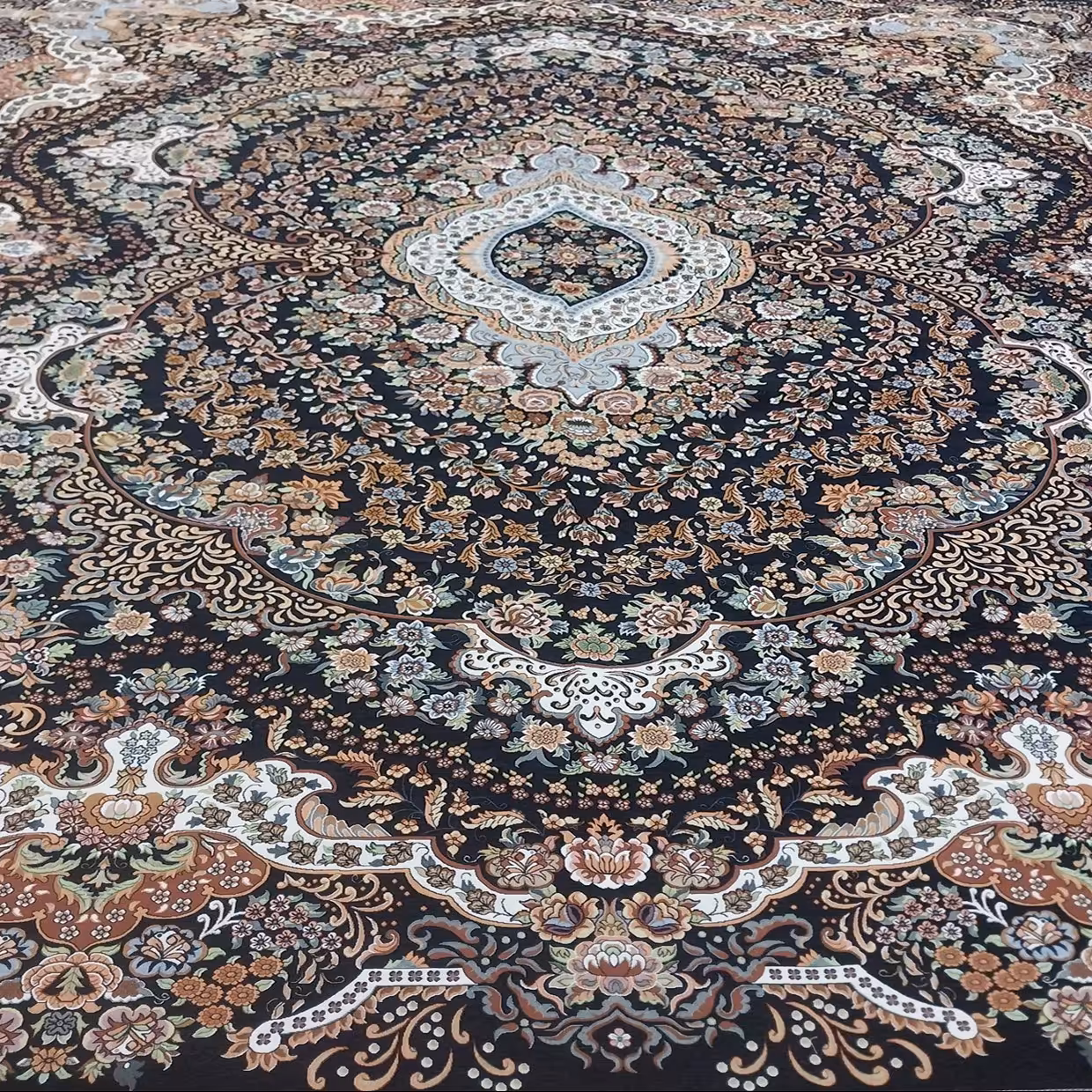روفرشی 12 متری مخمل ابریشم طرح پردیس رویایی رنگ سرمه ای