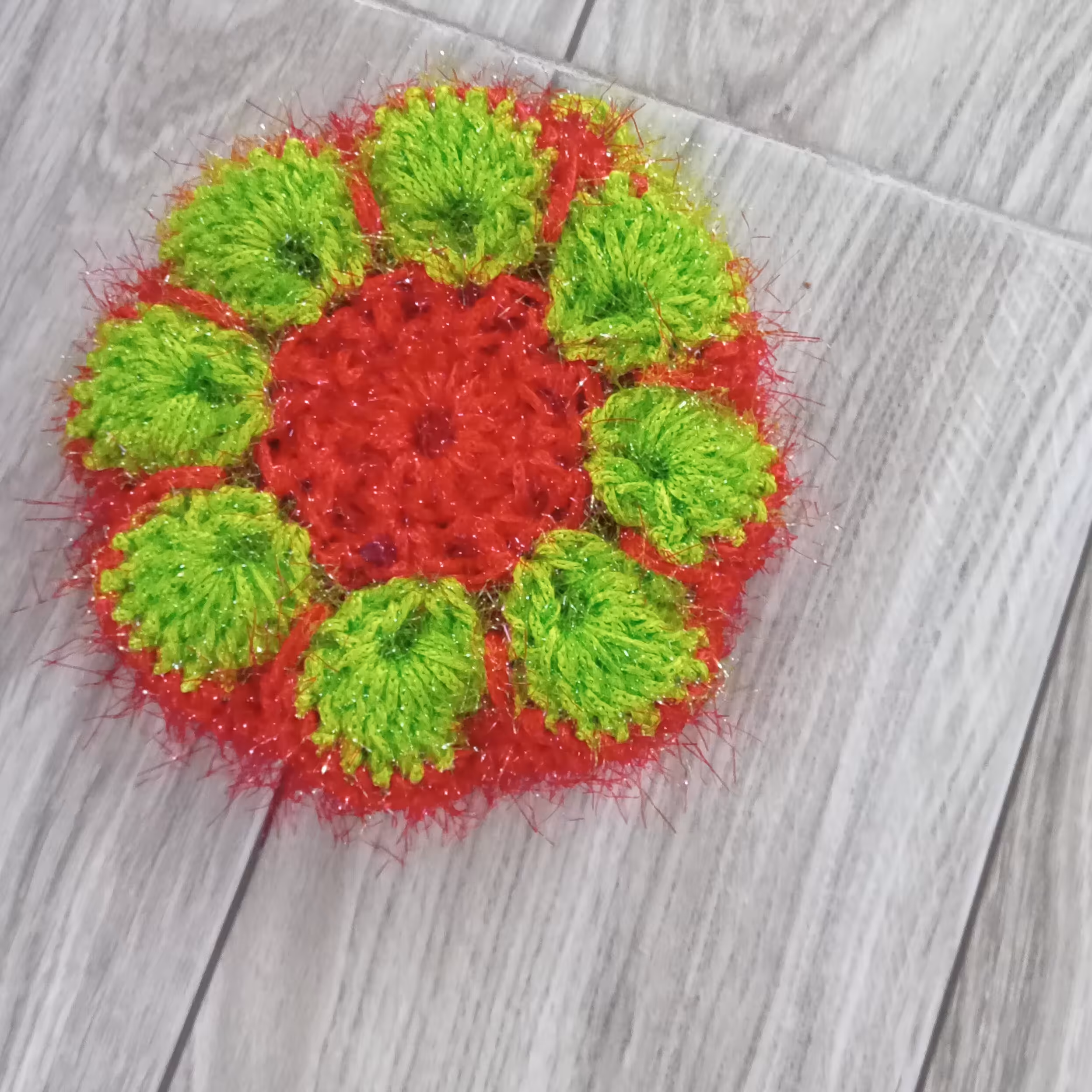 اسکاج گل با کاموا سوزنی در ابعاد13 با وزن25 گرم در رنگ قرمز سبز مناسب شست وشو