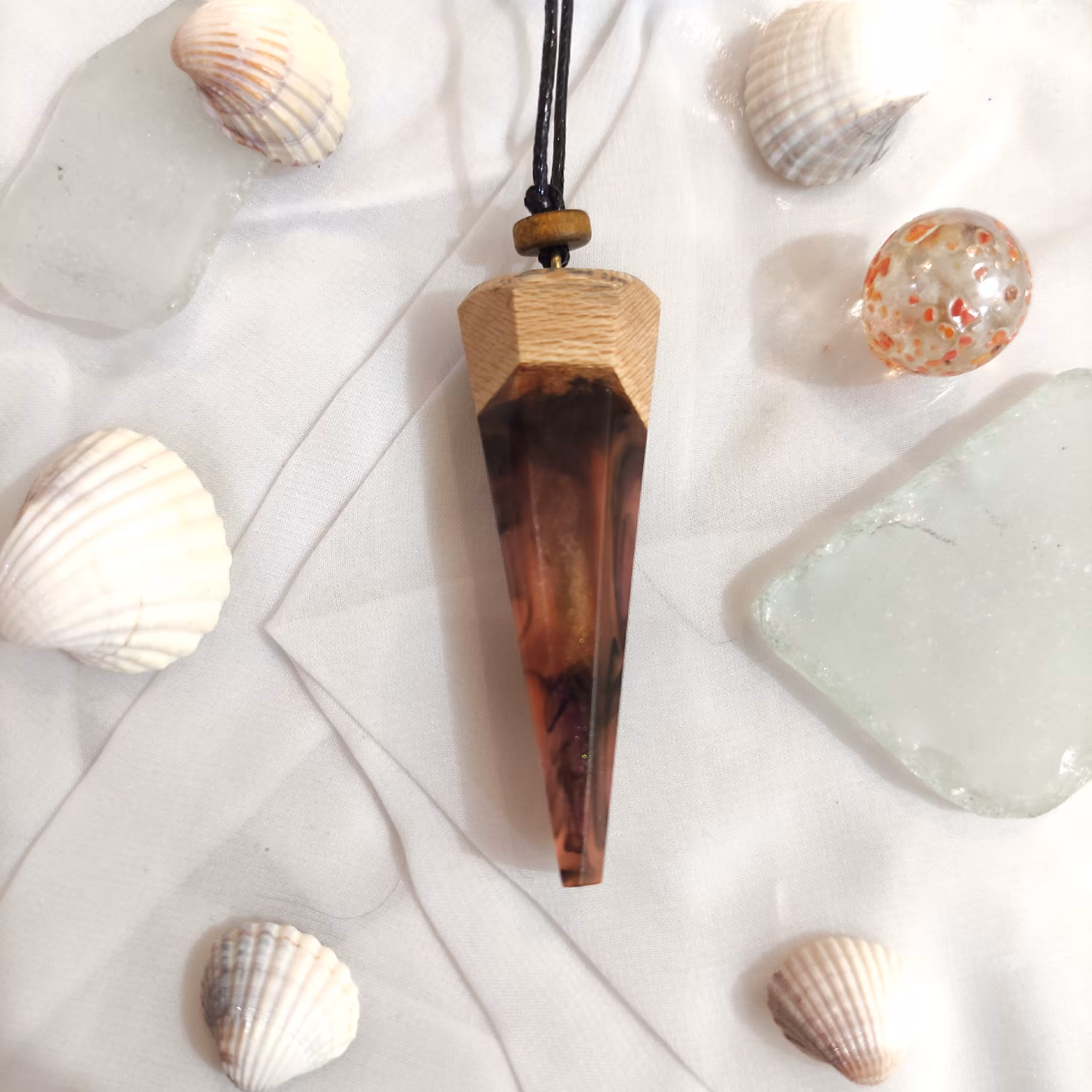 گردنبند رزین و چوب گردو
طرح اسموک(دود) رنگ عسلی و صورتی شفاف  کد 18 با روکش ضد خش پلی اورتان