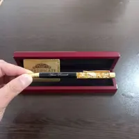 خودکار روکش طلا همراه با جعبه چوبی  و شناسنامه اصالت کالا با حک اسم 