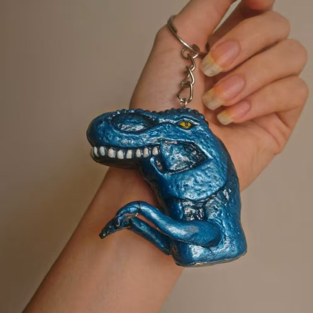 جاسوییچی دایناسور آبی با دست