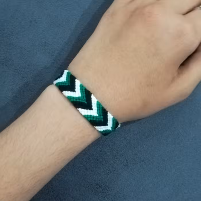 دستبند دوستی بافتنی طرح هفتی و هشتی رنگ مشکی ، سفید و سبز 