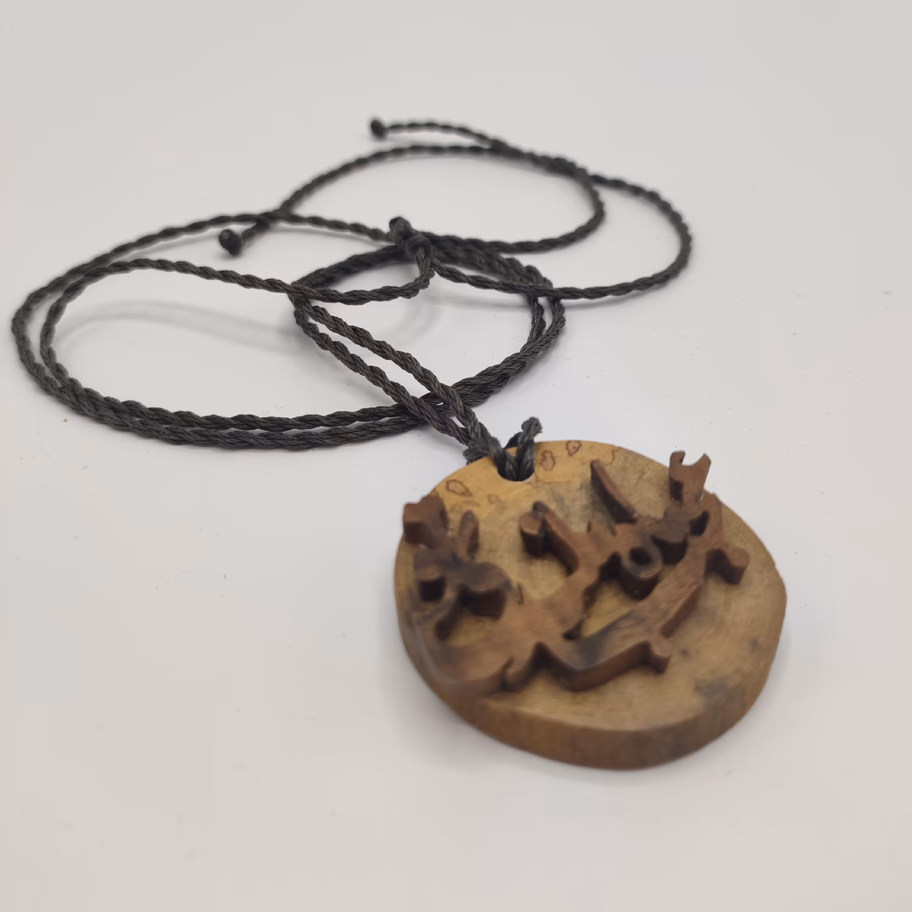 آویز چوبی دست ساز. عجب ماه بلندی تو. و بند دست باف قابل تنظیم