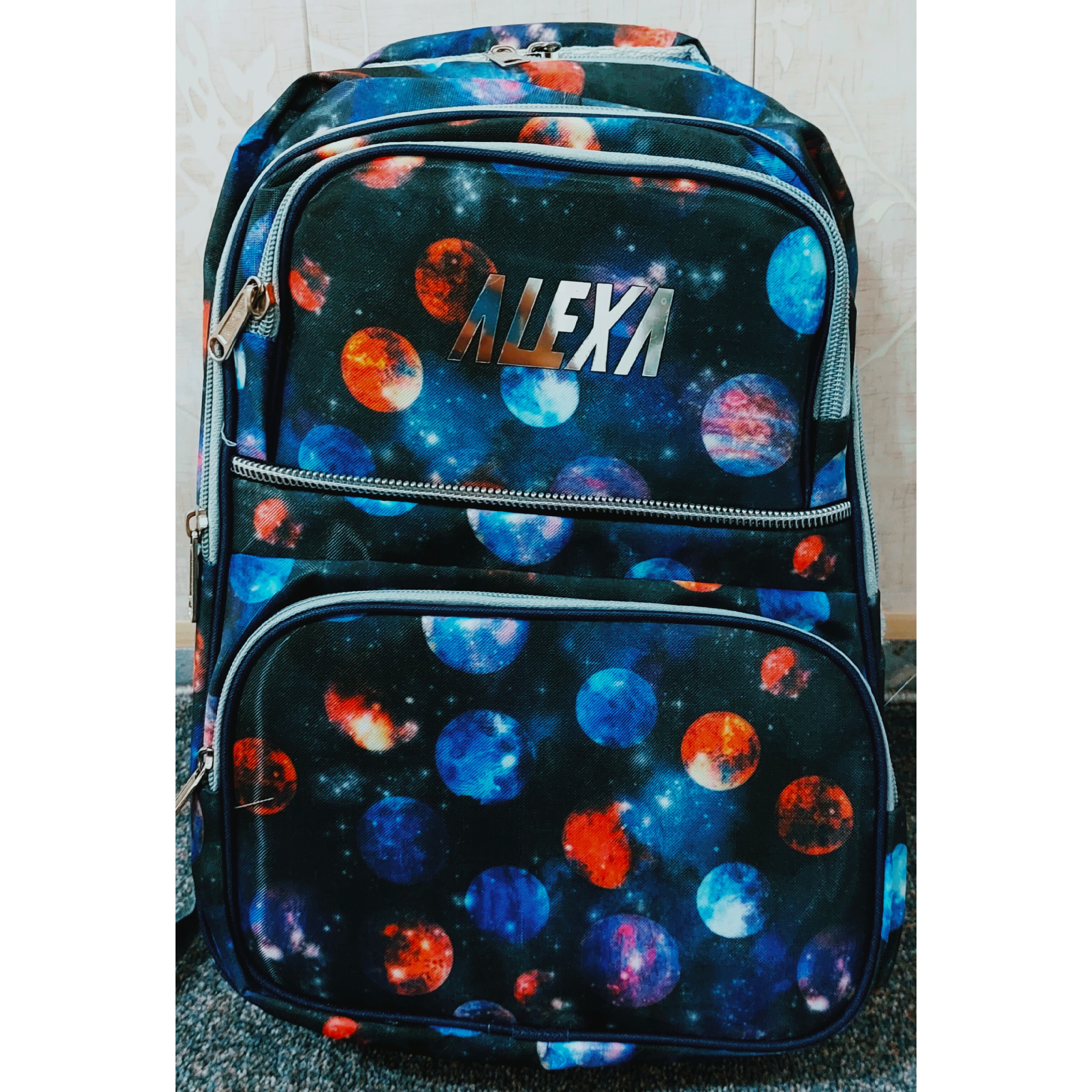 کیف مدرسه ای اسپرت طرح کهکشانی مدل 4 زیپ جنس خارجی دارای پشتی طبی و بند ها راشل دار و داخل آستردوزی شده